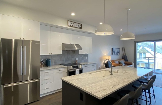 DOWNTOWN LUXURY LIVING!