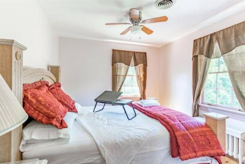 Downtown Lynchburg Getaway with Parking Convenience and Minutes to Downtown