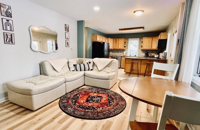 Downtown Retreat 10 mins to Boyne Mountain. Pet friendly!