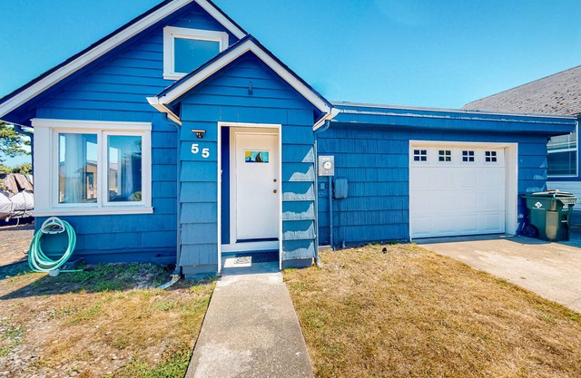 Downtown river-view cottage with enclosed yard, patio, grill, W/D, & WiFi
