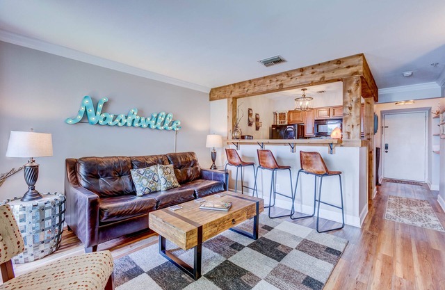 Downtown Riverfront condo ,walk to Honky Tonks