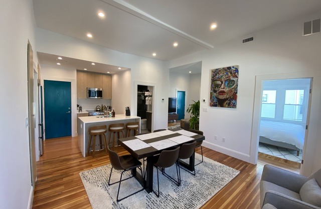 Downtown Salem - Park & Play Modern 3 Bedroom