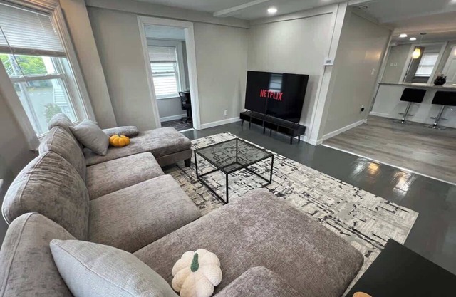 Downtown Salem Retreat 3BD parking