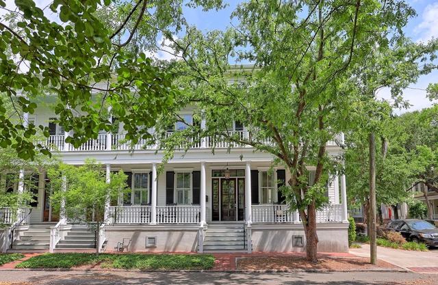 Downtown Savannah, 3 bed 2.5 bath townhome, Steps from Forsyth Park, Sleeps 6