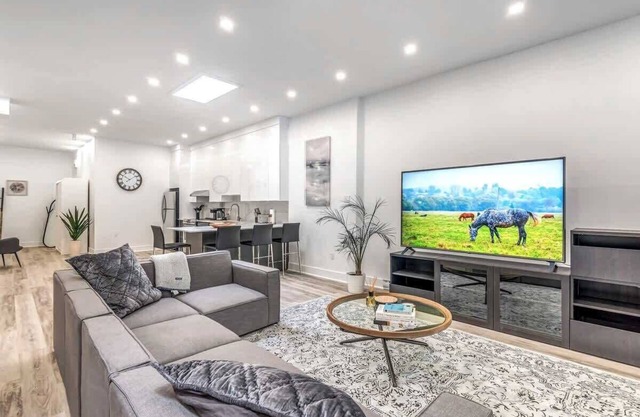 Downtown| Spacious 5 Beds |5 min Bell Centre