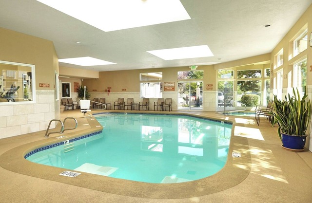 Downtown Stay with Indoor Pool, Sauna & Daily Breakfast Included l 2 Rooms