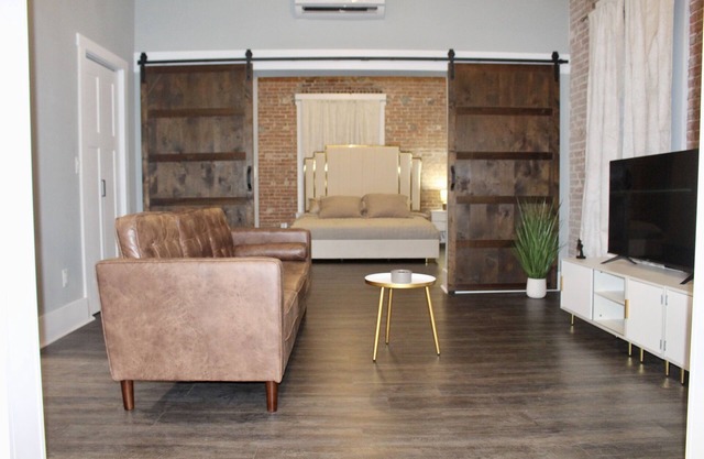 Downtown Stay With Gym Access!