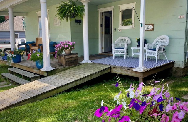 Downtown Sturgeon Bay- Charming duplex walking distance to Kitty O'Reillys