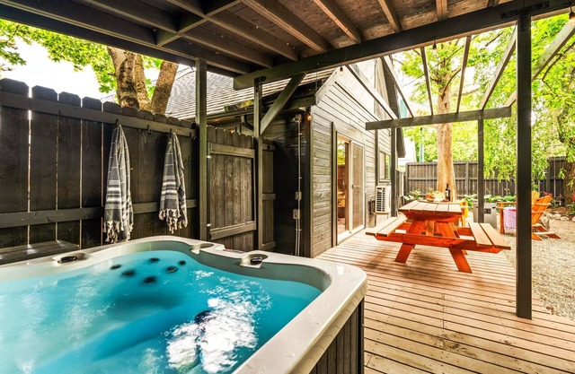 Downtown Stylish Townhome w/Sauna & HotTub!