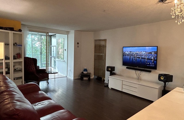 Downtown Toronto Close to All Attractions. 2-Bdrm Condo with Solarium & Balcony