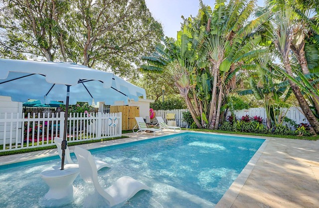Downtown Tropical Oasis- heated Pool/Private fenced yard.