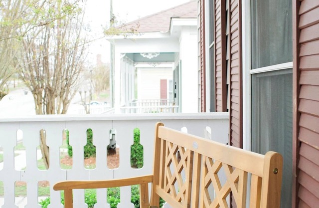 Downtown Vibes | Cozy 1BR Pet-Friendly Stay