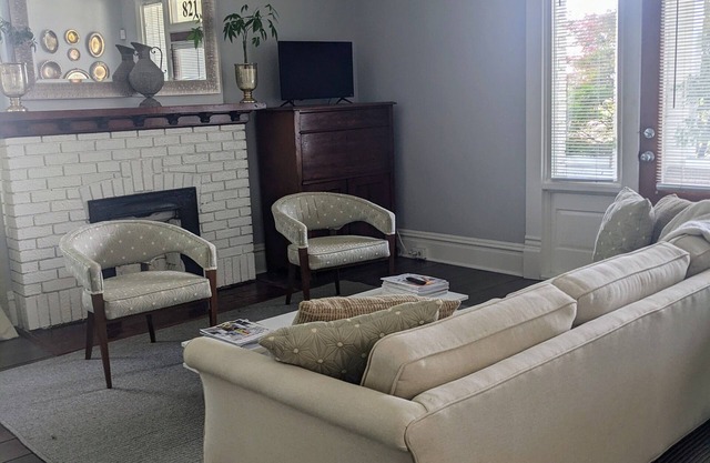 Downtown Victorian Flat Great Location and free Parking