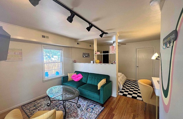 Downtown Vintage Studio W Backyard & Grill WALK to Downtown, CC, Parks & Venues