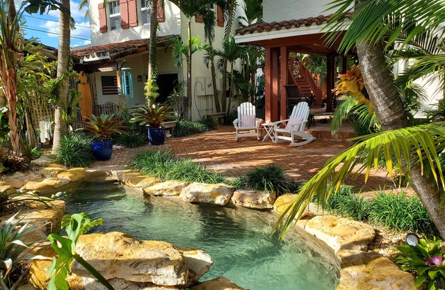 Downtown Whimsical Paradise; Pool, Tiki Bar, 2 blks North of Atlantic Ave Delray