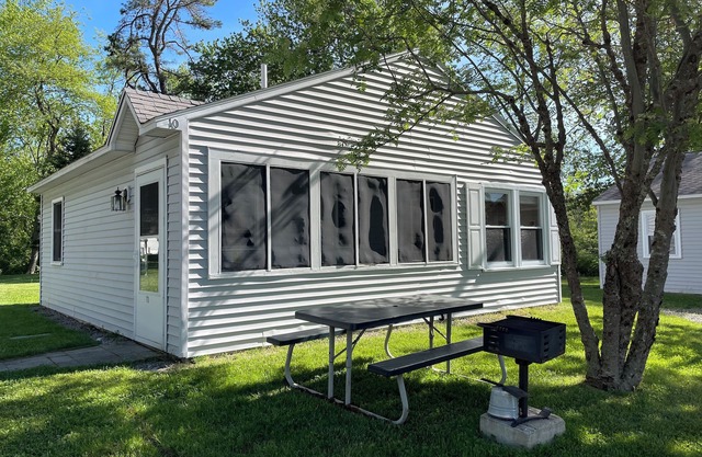 Drakes Island Road cottage with pool, 1 mile to beach