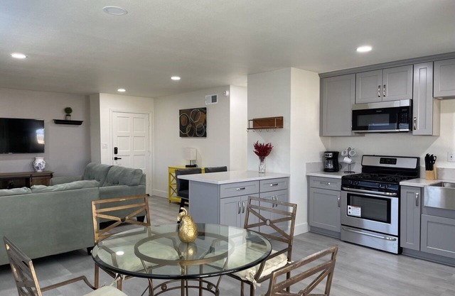 Dream Beach Getaway! Mins to Disneyland · OC!