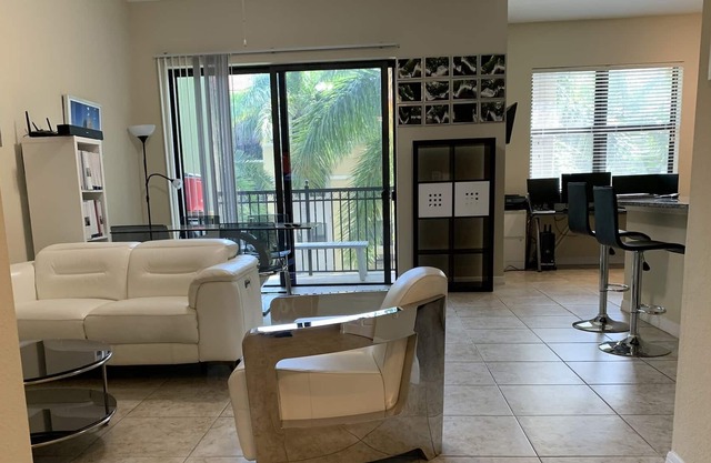 Dream Florida Apartment 1 block from Sawgrass Mall (Miami Metro Area) Pool, Gym.
