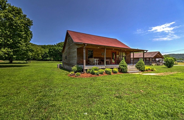 Dream Valley Mountain View Cabin w/Covered Porch!