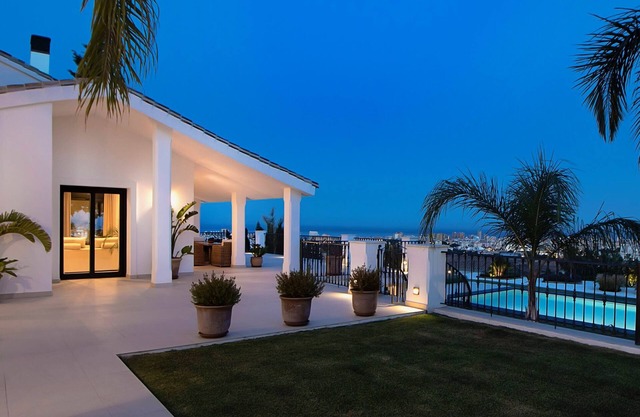 Dream villa with pool and 180° sea view