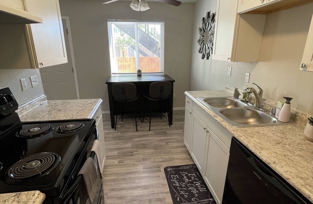 Dreamy COZY Albuquerque getaway! near hiking trails, dining, shopping.