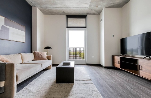 Dreamy West Loop 1BR w/Rooftop & Dog Wash, nr L, by Blueground