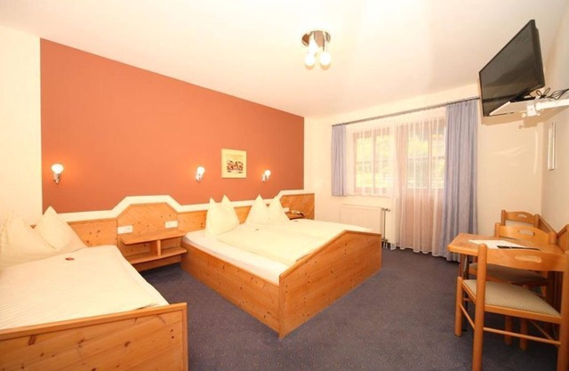 Dreibettzimmer mit Bad, WC - HP - Golf- und Skipension Krug