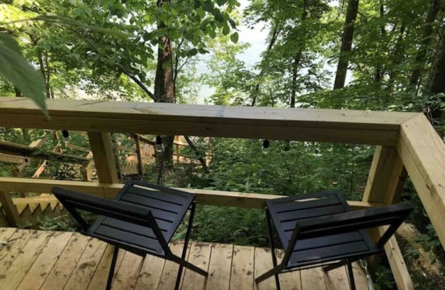 Driftwood Cottage Lake Cumberland Retreat with hot tub & water access!