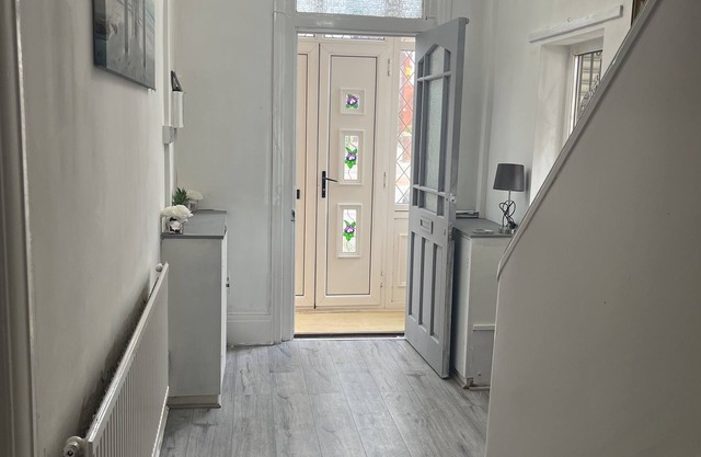 Droylsden House - 6 Bedroom House