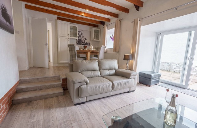 Drumlanrig Cottage - Sleeps 4 in 2 bedrooms with own hot tub