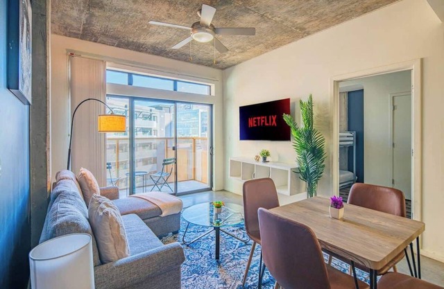 DT Apt Near Airport with Pool+Gym+Free Parking+W/D