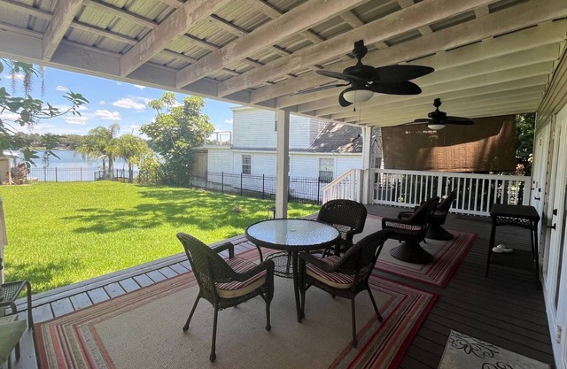DT Orlando 3 Miles, Relax Water View Deck. Walk to many restaurants, fast foods