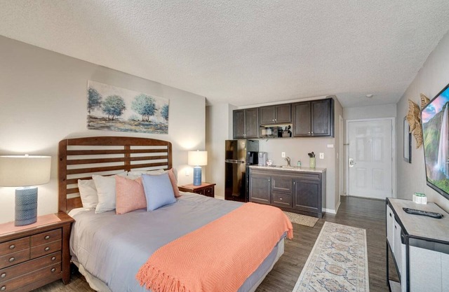 DTC Studio! Free Parking & Fast WiFi!