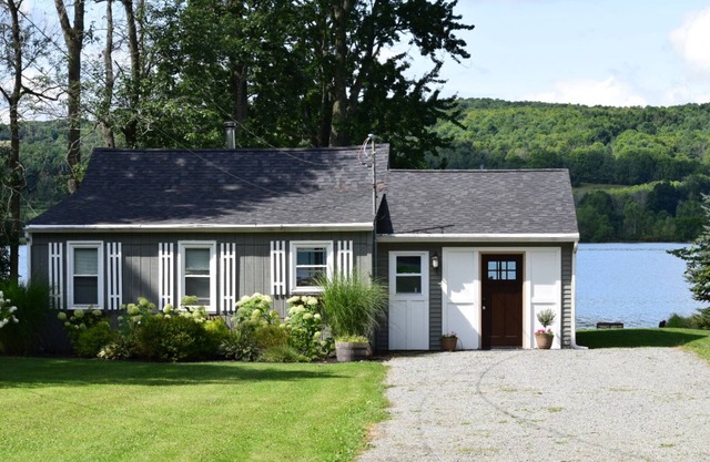 Duckingham Cottage: relaxing lakefront cottage on Waneta Lake with large yard