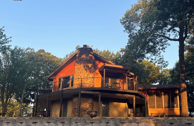 Dun Lookin! Rustic Cabin Feel Lakeview home, 3 Bd, 2 bath, close to everything!
