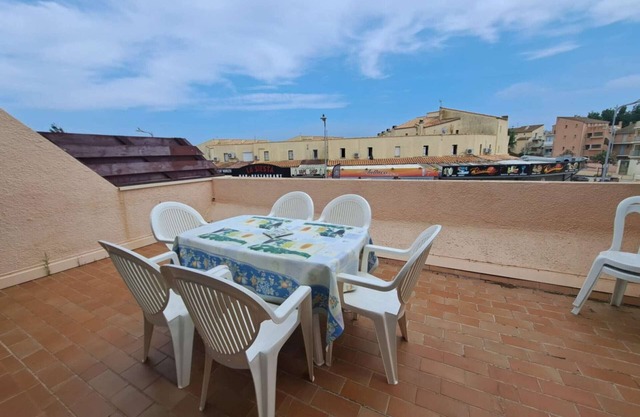 Duplex 2-room apartment near beach, private parking