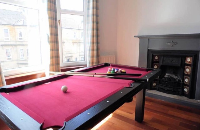 Duplex 4 Bed Apartment, Very Spacious, Paisley - Near GLA Airport