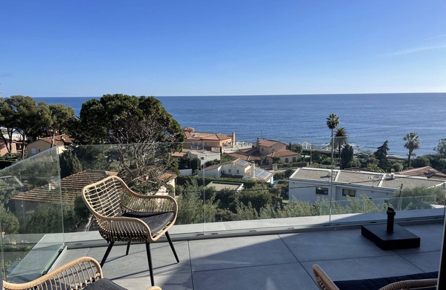 Duplex flat, swimming pool and sea view near the centre of Les Issambres