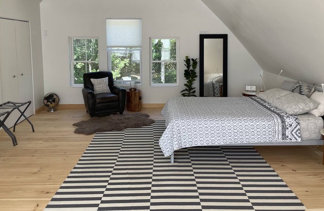 Duplex in law suite. Brand new. Fully furnished.