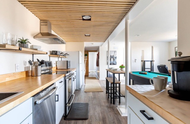 Duplex Suite - 10 mins to Broadway, 5 to Airport