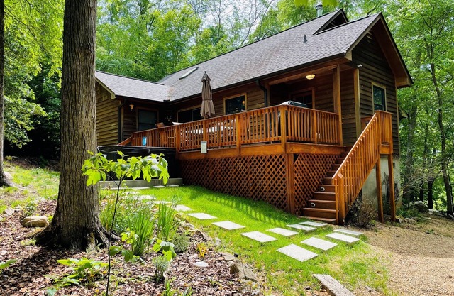 Dynamite Mountain House, beautiful views! Hot Tub! Firepit!