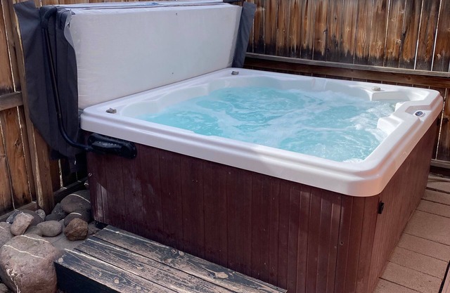"E" Elk Cabin - Private Hot Tub!