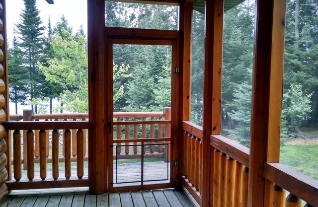 Eagle's Nest luxury lakefront chalet all season lodge. Allows pets!