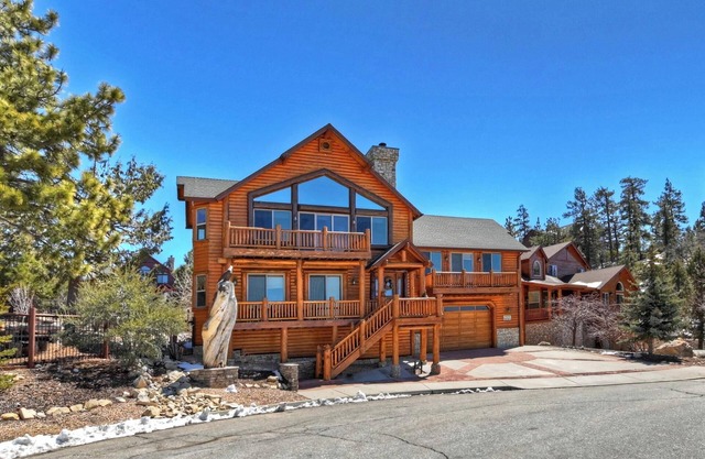 Eagle View Lodge by Destination Big Bear: Beautiful Custom-Built Luxury Lakeview Cabin Located in Castle Glen Estates! Spa!Pool Table! Air Conditioning Throughout Home!