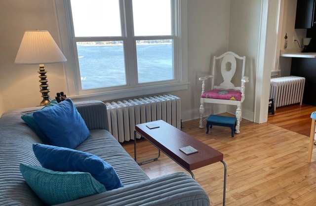 Eagle View Suite: Waterfront, Swim, Patio, Walkable Eat & Shop