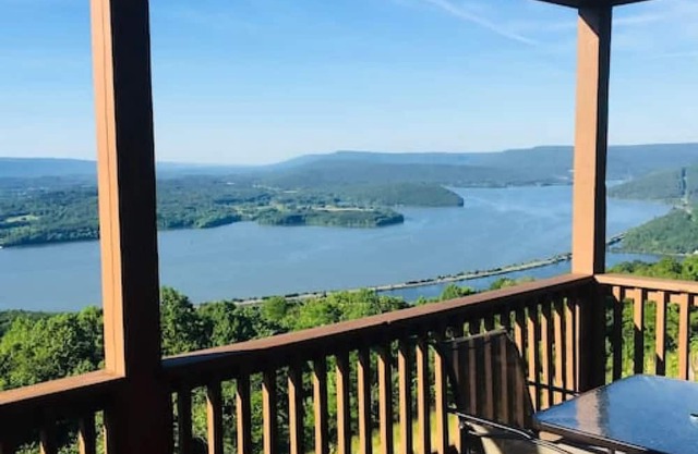 Eagles Nest Cabin with a private hot tub
