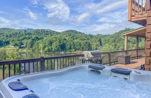 Eagles Peak-Dock Access & Boat Slip, Amazing View, King Beds, Luxury Hot Tub