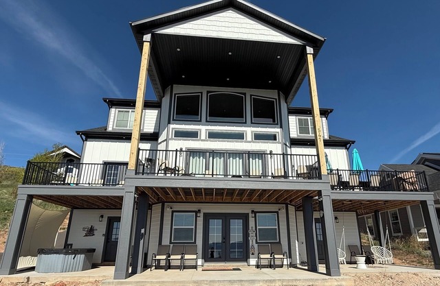 Early Check-in! Views! Pool Table & Hot Tub, 12pm Check In - 2pm Check Out
