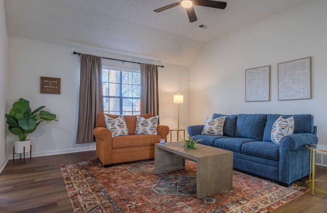 Earth Chic Getaway. Large Backyard! Pet- Friendly!