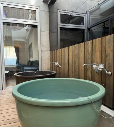 EarthVeloビル一棟貸しでフルリノベ済み各階に風呂トイレありで好立地でコスパ最高をめざしている宿です
